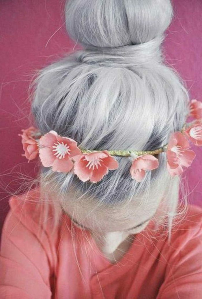 Pričeska frizure za mlada dekleta, sive barvane dolge lase z bunjo, cvetlični venec kot pripomoček za lase