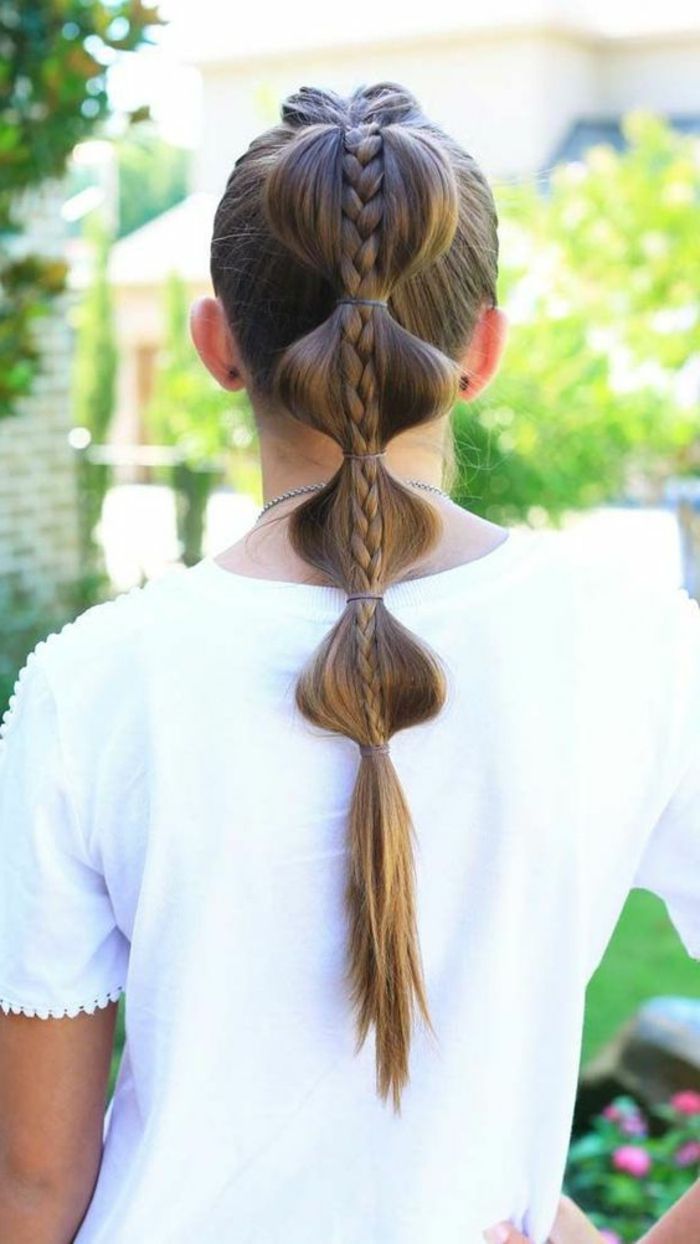 fajna fryzura dla długich włosów - kucyk z warkoczem i wieloma opaskami do włosów