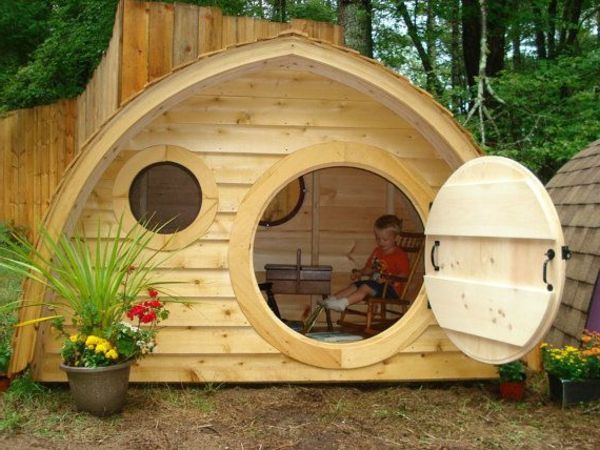 -coole-gradina de design-cu-un-joc-acasă din lemn