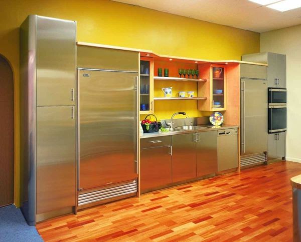 cool-gul-kök-vägg färg-möbler-från-metall