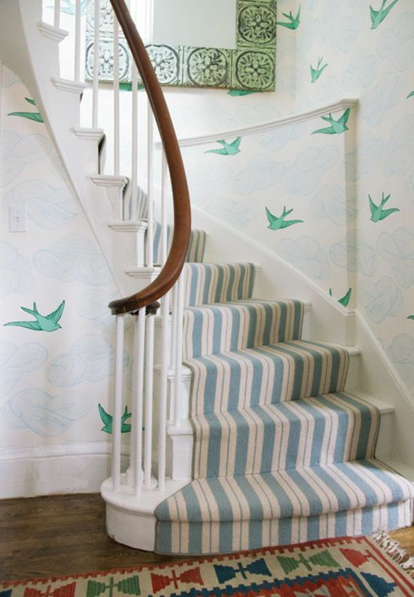 Chladný koberec na schodoch modrobiela