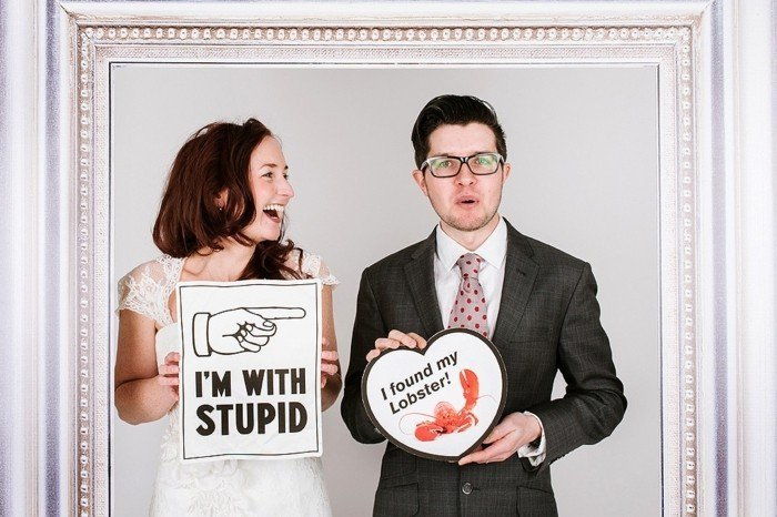 kul poročna fotografija poročni par-z-smešno-napisi