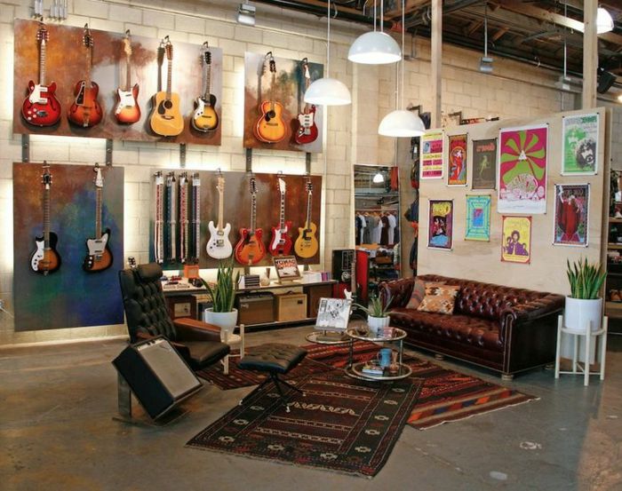 sval inrednings ursprungliga vägg många gitarrer