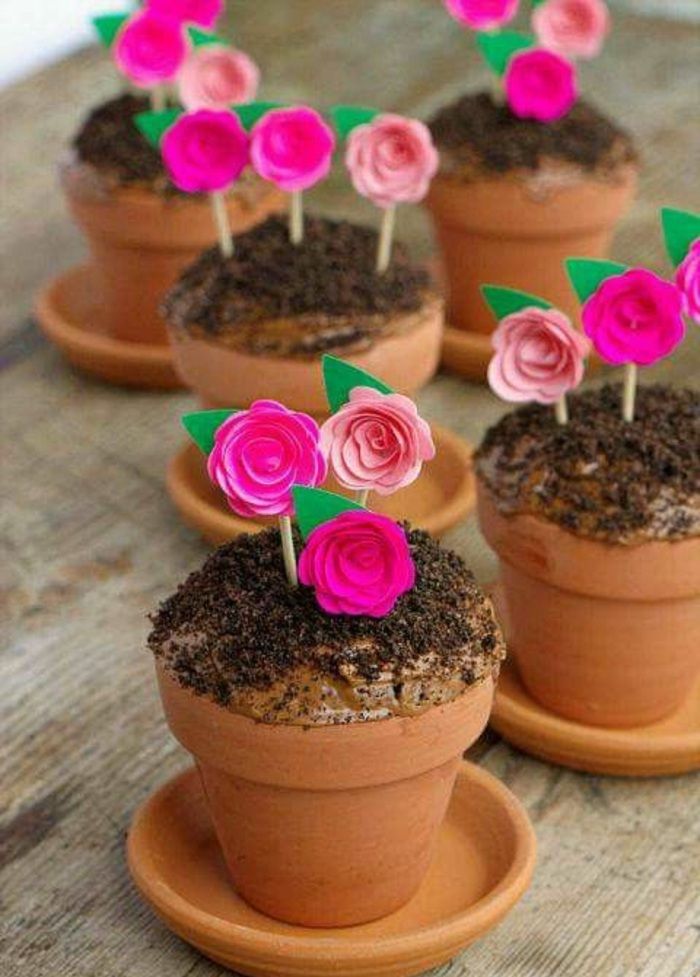 kleine cupcakes bloempotten met roze bloemen