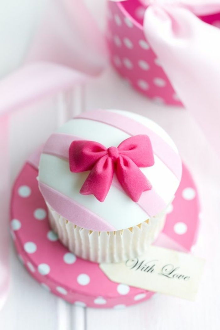 Versier cupcake met fondant in roze en wit met kleine maling