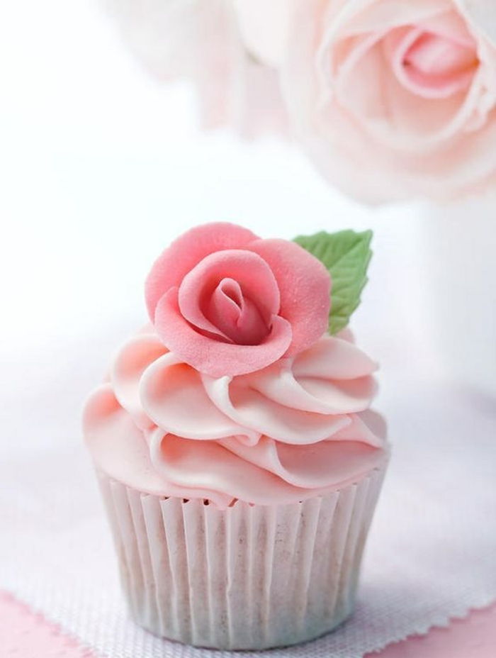 prachtige cupcake met roos van fondant en pepermunt