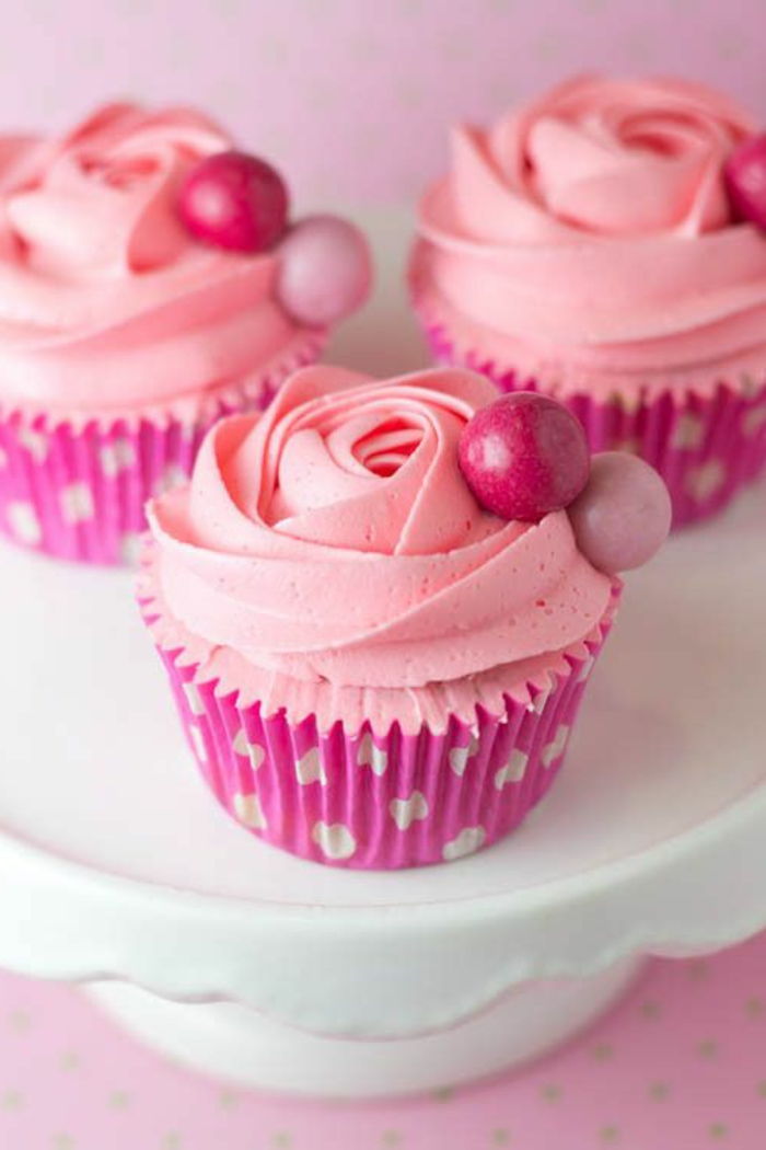 Cupcakes versieren met roze room en snoepjes