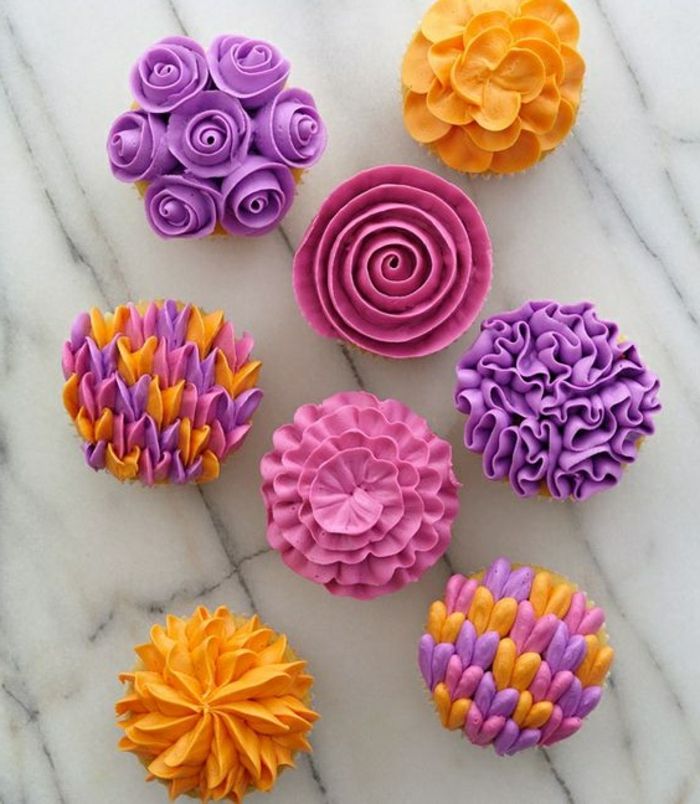 Cupcakes farklı renklerde krema ile dekore edilmiştir.