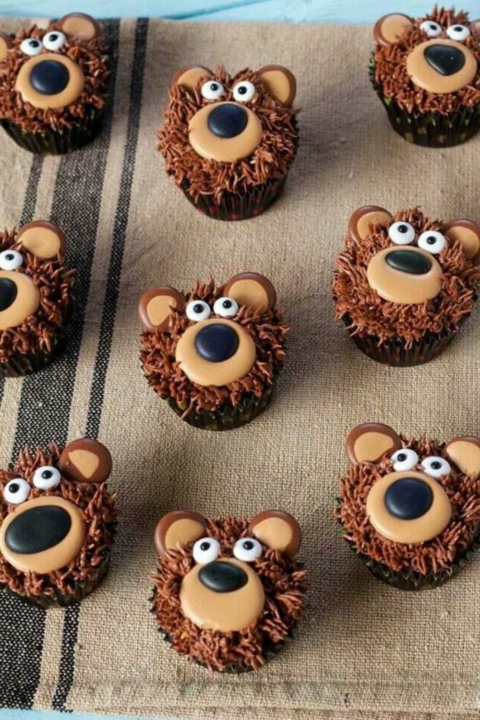 çikolatalı kekler küçük ayılar gibi dekore edilmiştir