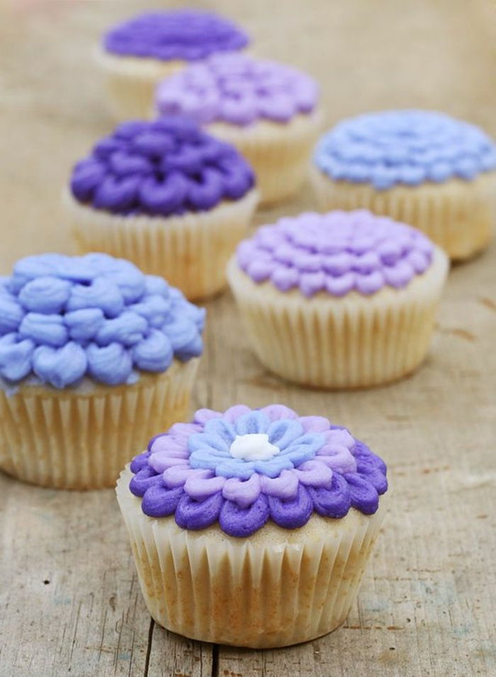 muffins decoreren - bloemen van paarse creme
