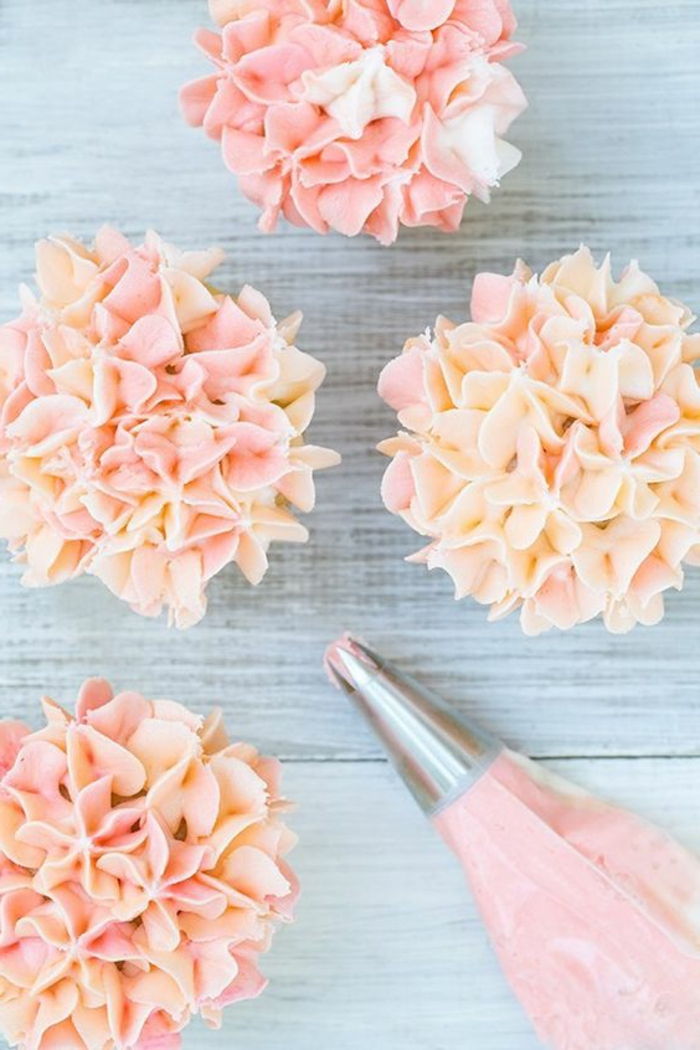 geweldige cupcake decoratie met kleine bloemen van roze crème
