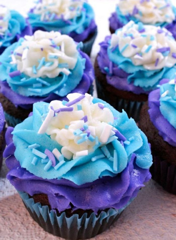 Versier muffins met room in wit, blauw en paars