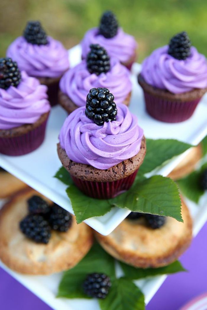 Chocolade cupcakes met paarse room en bosbessen verfraaien