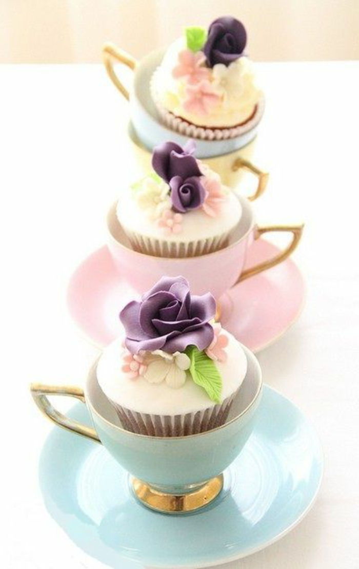muffins met paarse rozen in koffiekopjes