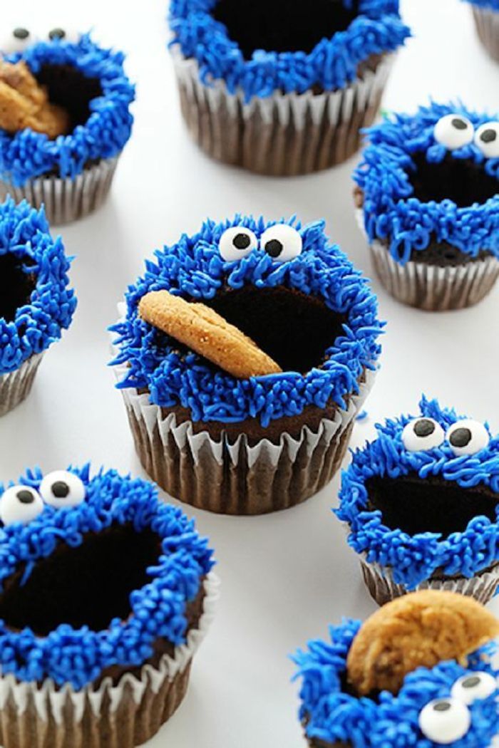 Muffins zoals het koekjesmonster versieren met koekjes en blauwere room