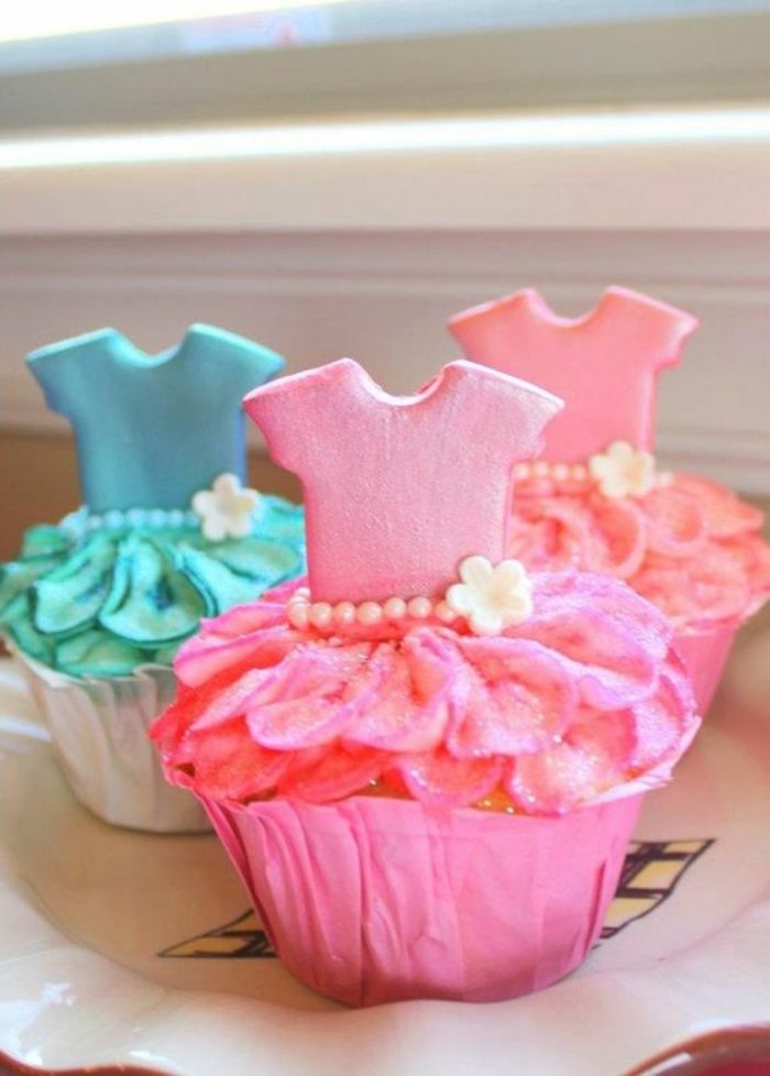 Cupcakes zoals prinsessenjurken met parels en kleine witte bloemen