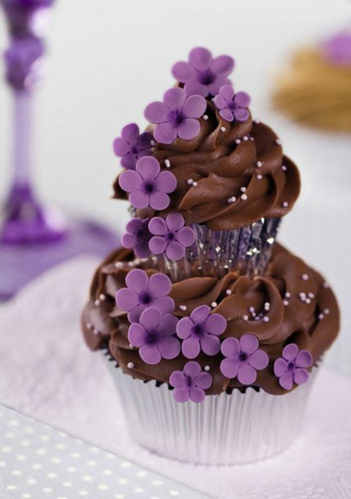 krem ve mor çiçekler ile çikolatalı kek süslemeleri