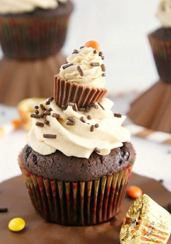 chocolade cupcake versierd met slagroom en een kleine cupcake