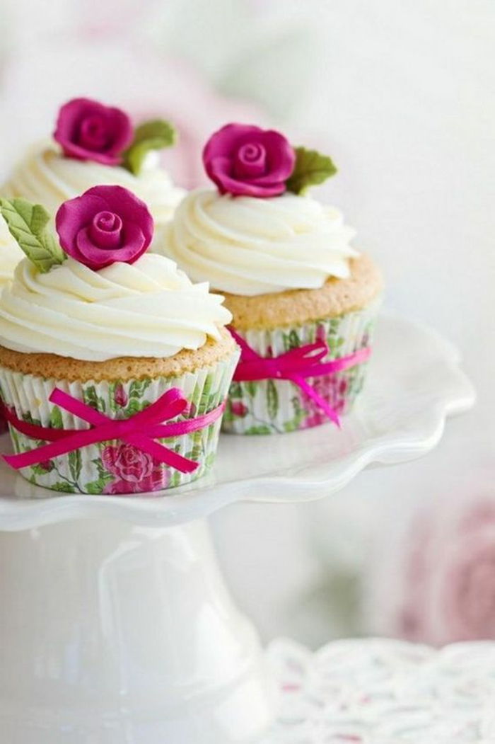 muffins met witte crème en roze fondantrozen