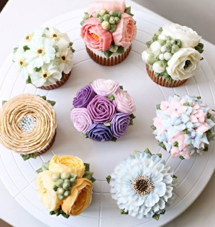 muffins versierd met verschillende bloemen van room