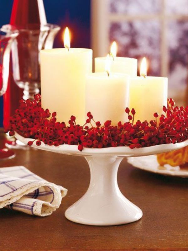białe świąteczne dekoracje - z czerwonymi elementami