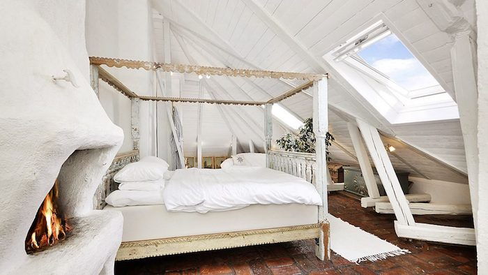 Mansard leilighet ide å designe seng komfort soverom peis vindu