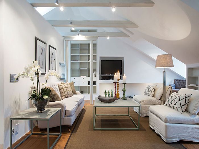 liten leilighet møblert penthouse stue sofa sofa lenestol deco lys på bordet