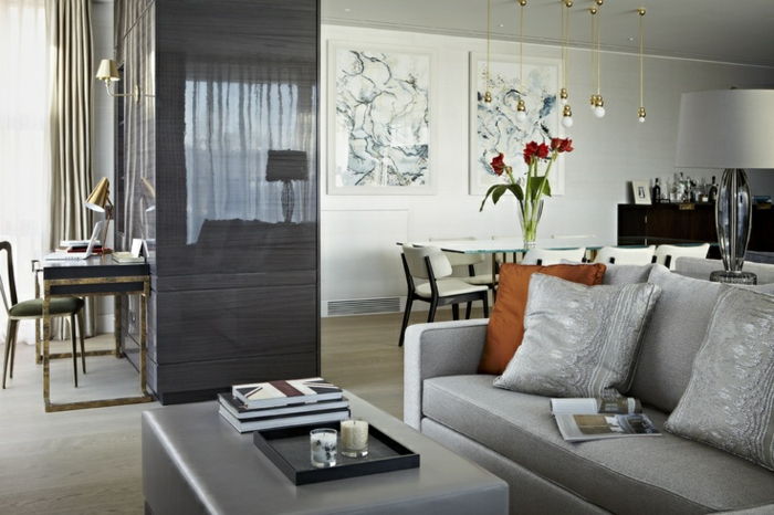 Danų dizaino-Moebel-Danijos-Moebel-plueschsofa odos kėdė-medinės grindys-sidabro-pagalvėlė-netiesioginis-šviesos per gauja-to-gyvenamasis kambarys