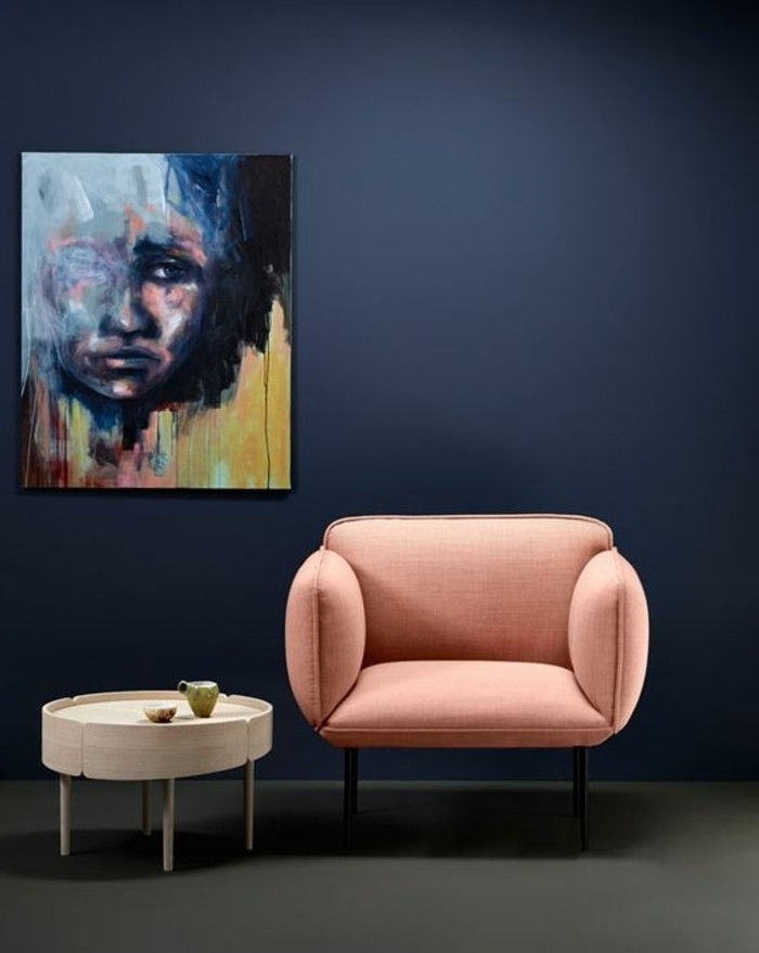 Danų dizaino-Moebel-Stokholmas-minimalistinio stiliaus Raudona kėdė ištisus-žurnalinis staliukas-balta-tamsiai mėlynos sienos