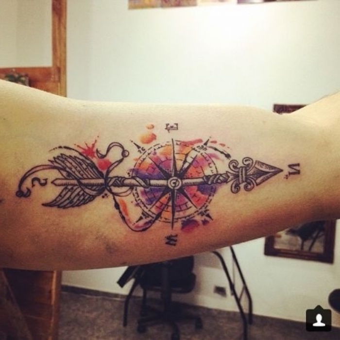 Flott ide for en fargerik stor kompass tattoo med fargerike farger - vann tatovering
