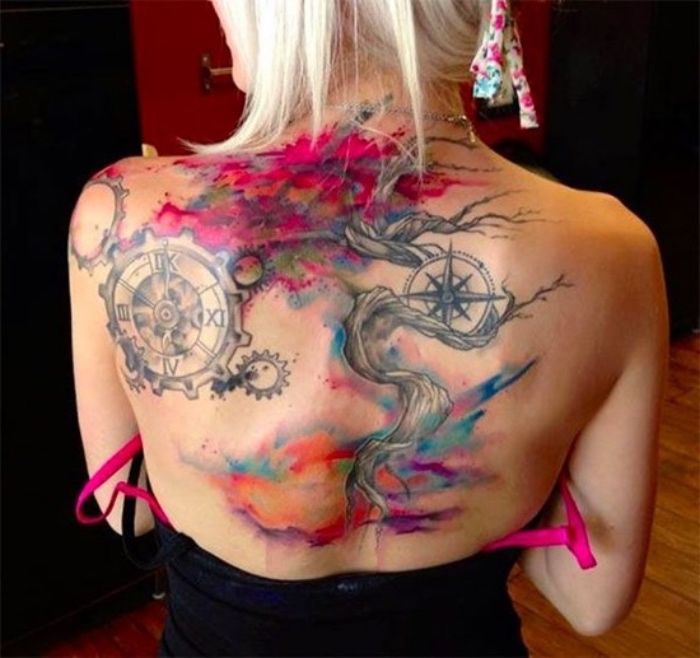 et tre og to kompasser ide for en kompass tatovering på baksiden av en ung kvinne