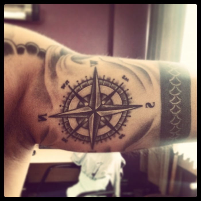 Här hittar du en idé för en svart tatuering med en mycket vacker och också en stor kompass på handen