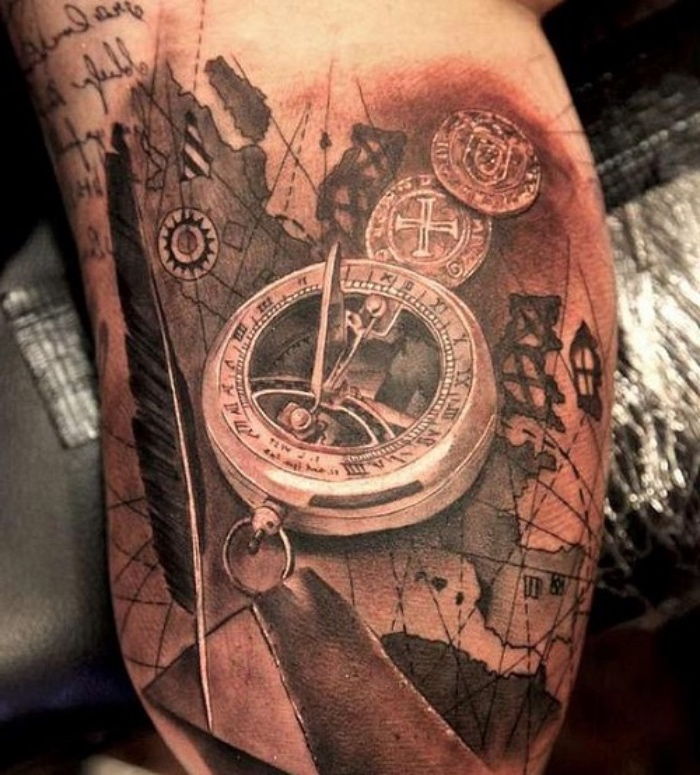 En ide for en eventyrkompass tattoo med et stort gullkompass, en lang svart penn og mynter