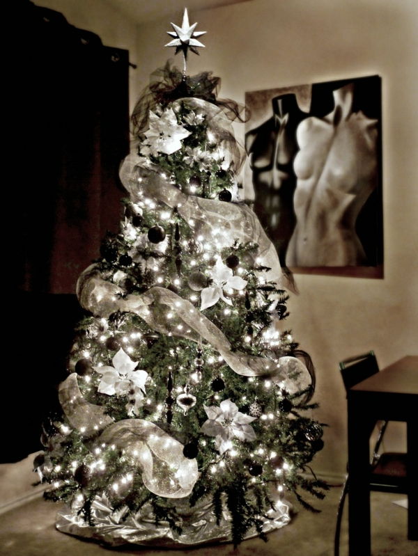 białe świąteczne dekoracje - niesamowita świecąca jodła