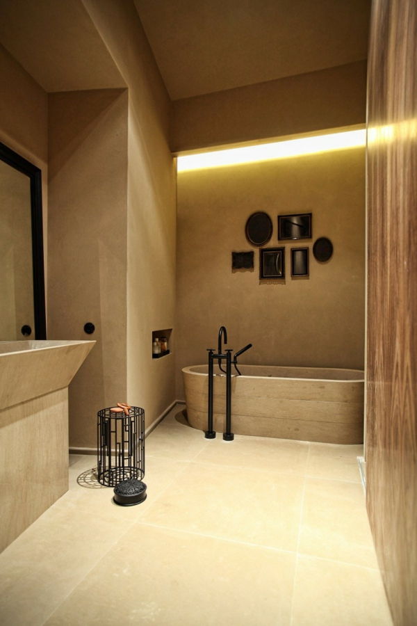 ockra rengi ve duvar ışıklı küvet ile banyo