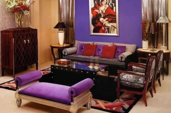 artdeco-stijl - creatief beeld op de paarse muur in de woonkamer