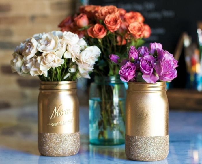 vasos de ouro com rosas frescas - decorar frascos de pedreiro