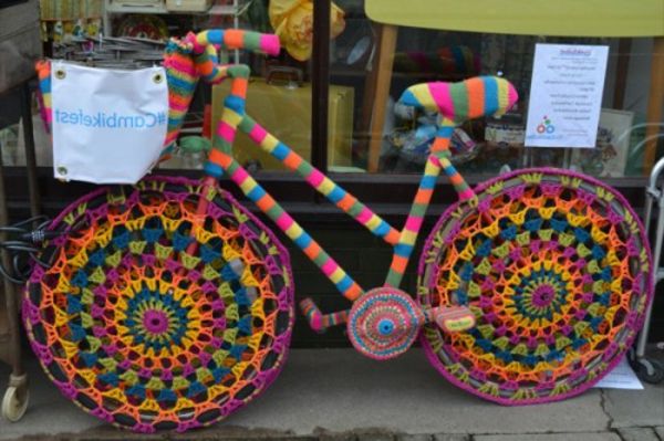 parlak renklerde dekoratif-bisiklet-örgü-dekorasyon elemanları