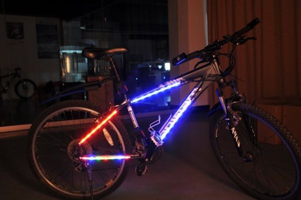 Karanlık odada dekore edilmiş bisiklet aydınlatması