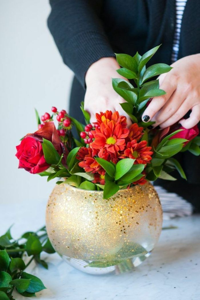 diy stalo dekoravimas, stiklo vazos su konfeti ir blizgučiai, raudonos gėlės