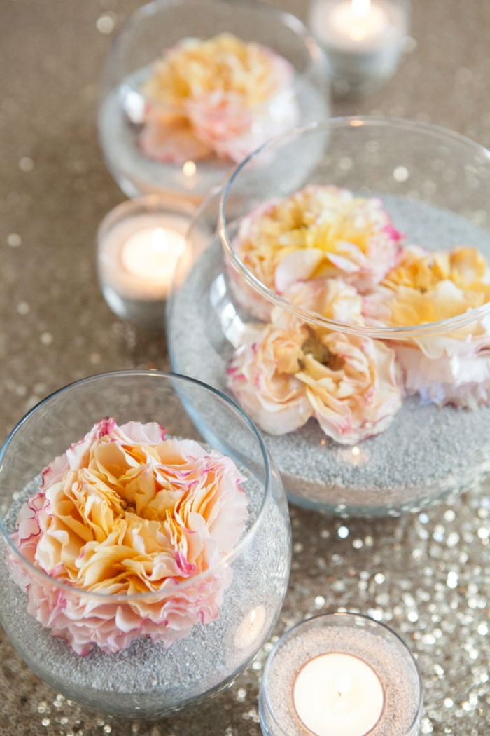 stalo dekoravimas, stiklinės vazos su smėliu ir gėlėmis, žvakidės