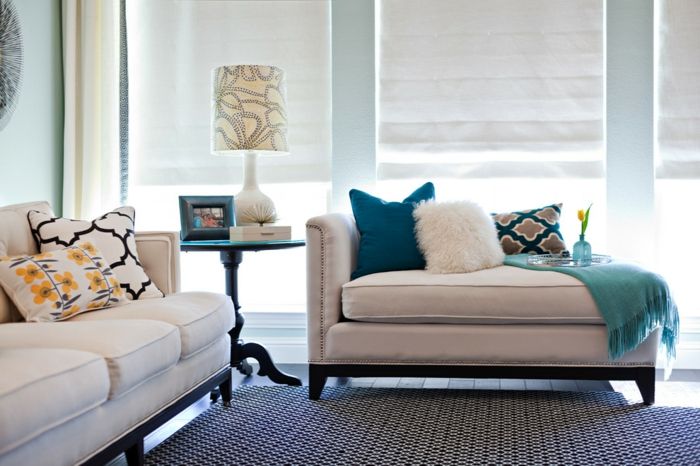 skvelá obývacia izba na gauči s vankúšmi v rôznych farbách a vzorkách