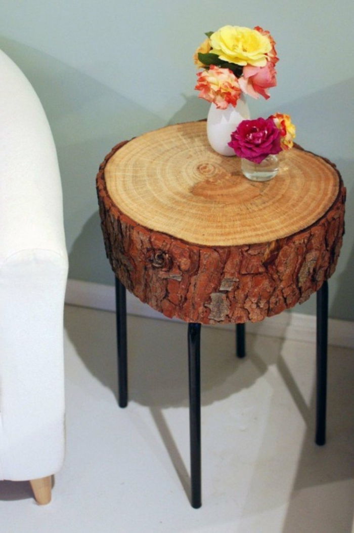 lesena dekoracija leseno blato leseno pohištvo kava miza ali stolne vaze na njej 2 vaze s cvetjem vrtnice