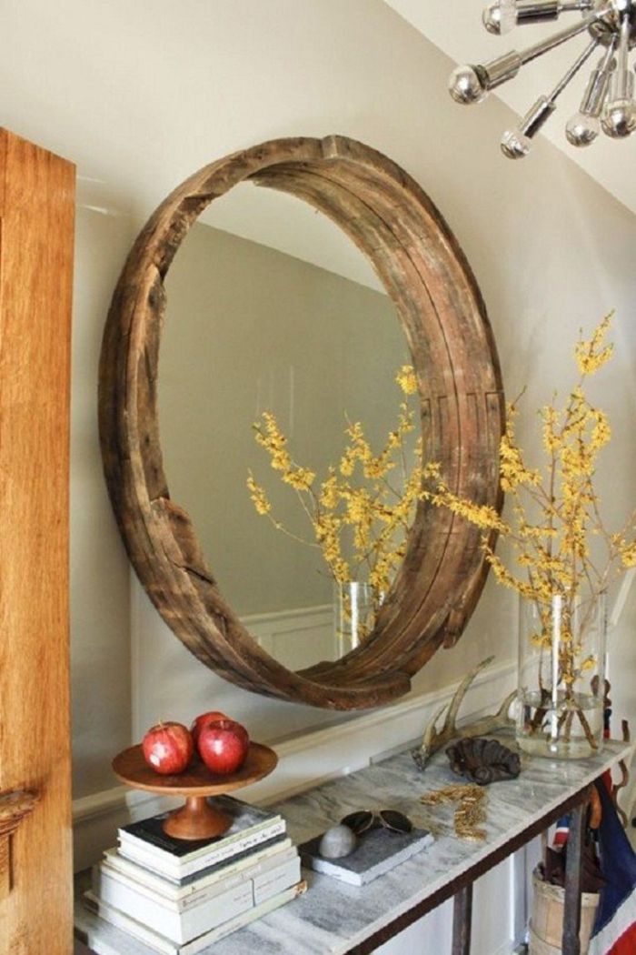 dekorative tre deco elementer i leiligheten speil i rammen av tre bøker epler gule blomster
