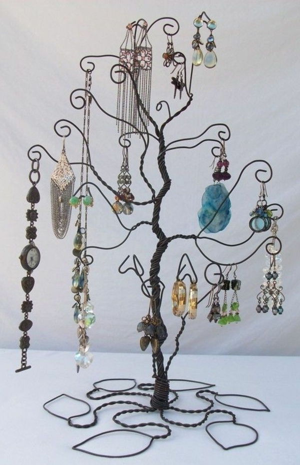 Structură în formă de copac pentru depozitarea bijuteriilor