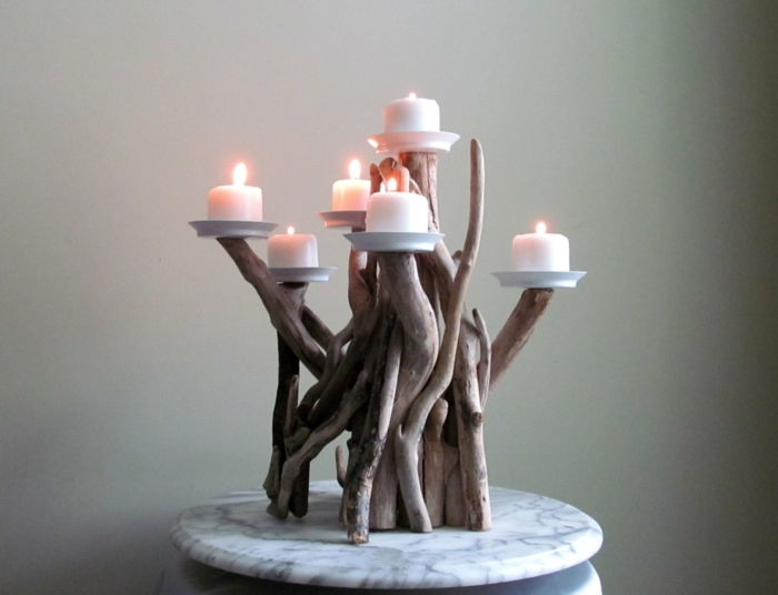 drevené dekorácie nápady niekoľko vetiev ako svietnik používať nápady sviečky svetla svieti mramorový stôl