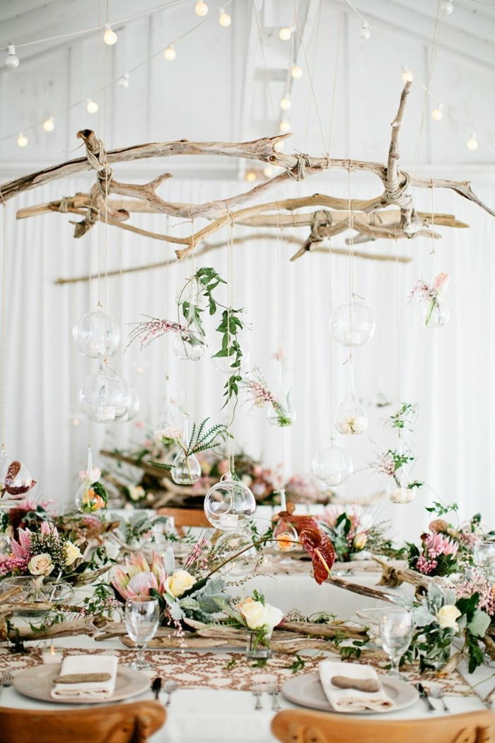 drevené dekorácie minimalistický štýl stôl dekorácie záclony biely nápadov na dizajn kvety servieten drevené lampy