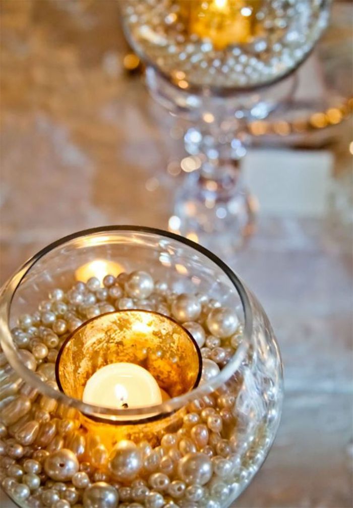 şenlikli masa dekorasyonu, yuvarlak cam vazolar boncuklarla süslenmiş, tealight tutucu