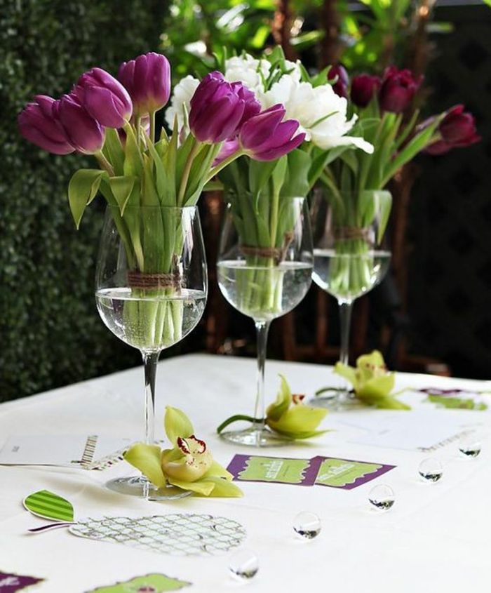 šventinis stalo dekoravimas, vyno taurės, tulpės, orchidėjos, papuošti stalą