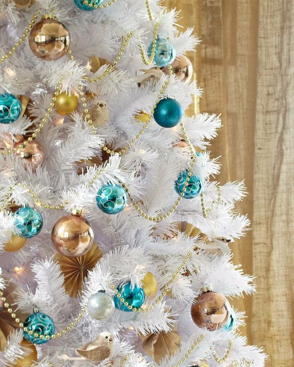 okrašena božično drevo-v-belem